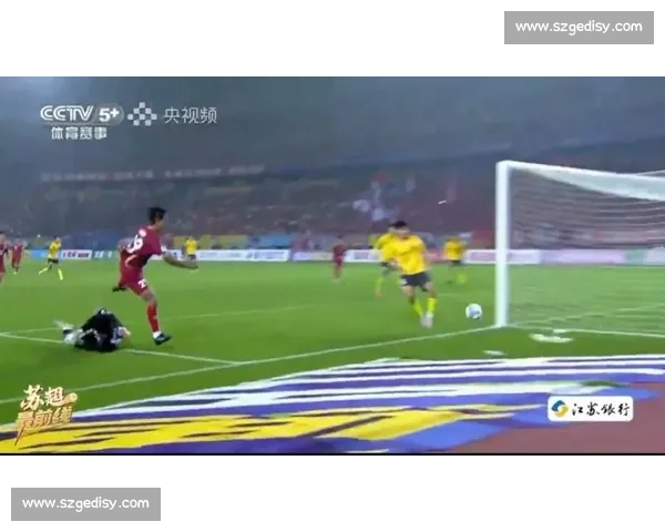 苏超争议一幕！泰州 5 号恶意踹人染红，裁判判罚引球迷集体声讨